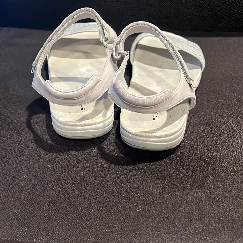 EUC Easy Spirit Shailey Light Gray Sandals 7WW